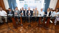 Junto a funcionarios de su gabinete y empresarios, Osvaldo Jaldo dio una conferencia de prensa en la que cuestionó el paro de la CGT.&nbsp; 
