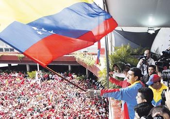 Nicolás Maduro se dirigió a sus partidarios desde el balcón del Consejo Nacional Electoral. Abrazó a su pareja