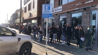 Una búsqueda laboral en Tierra del Fuego provocó una cuadra de fila. Una búsqueda laboral en Tierra del Fuego provocó una cuadra de fila.