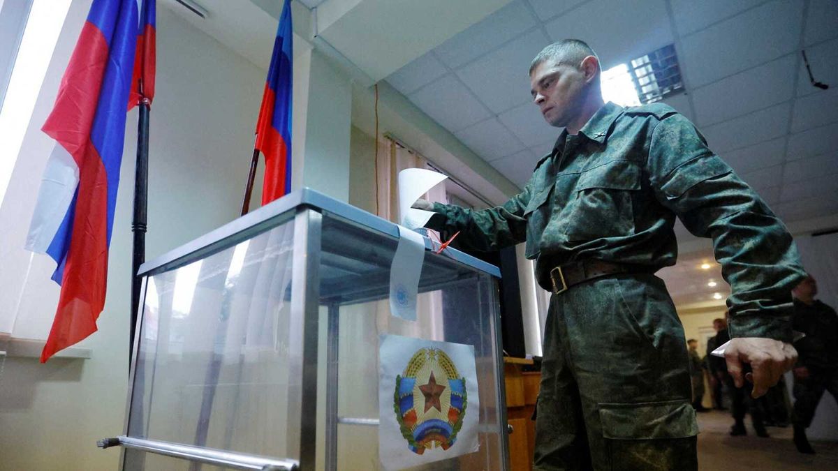 the pro-Russians vote for its annexation to Russia, which mobilizes troops
