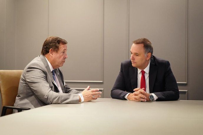 El jefe de Gabinete, Manuel Adorni, se reunió en Nueva York con el gobernador de Río Negro, Alberto Weretilneck, en el marco de Argentina Week.