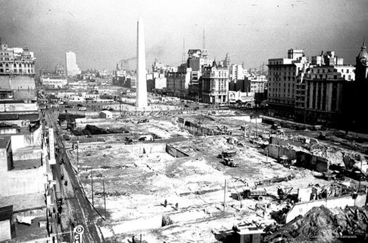 El Chalecito ya era parte del ecosistema de la zona y se inauguró 8 años antes que el Obelisco. Aquí la Avenida 9 de Julio, en plena ejecución de obra El Chalecito ya era parte del ecosistema de la zona y se inauguró 8 años antes que el Obelisco. Aquí la Avenida 9 de Julio, en plena ejecución de obra