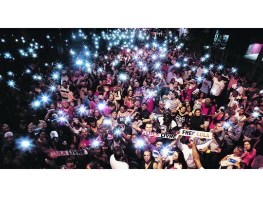 RESISTENCIA. Los seguidores de Lula mantenían anoche las concentraciones pese a la decisión judicial adversa.