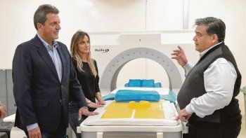 Massa-Malena. El jefe del Frente Renovador y la candidata a concejal visitaron ayer a al intendente Mario Ishii en José C. Paz. Hoy Axel Kicillof irá al encuentro de la UIA bonaerense junto a José de Mendiguren.