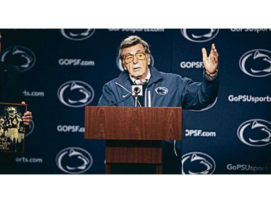 Al Pacino. El astro interpreta al entrenador y exjugador de fútbol americano Joe Paterno, que protegió a sus allegados cuando empezaron a caer sobre el equipo de Penn State denuncias de pedofilia.