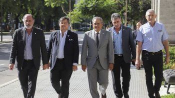 Los dirigentes de la Mesa de Enlace Agropecuaria, llegando a la sede del ministerio de Agricultura, para reunirse con el titular de la cartera Luis Basterra (Imagen de archivo).