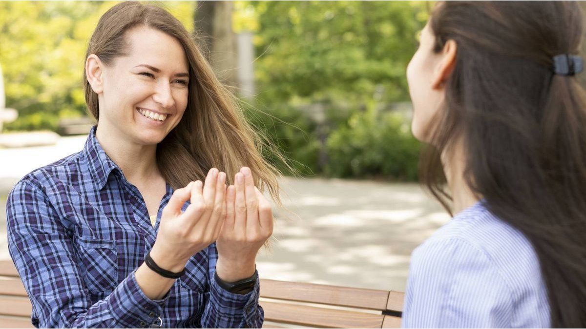 What means touching your hands when speaking, according to psychology