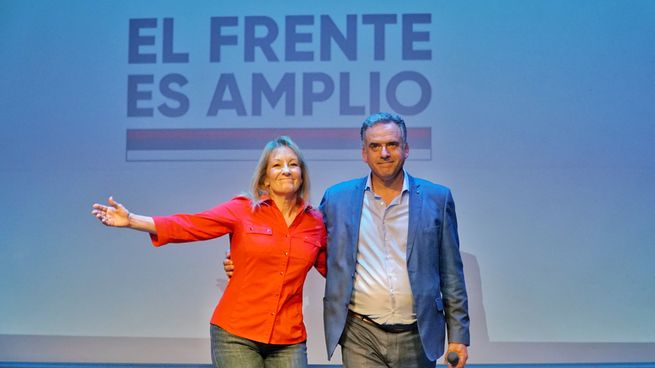 Yamandú Orsi y Carolina Cosse se presentaron ante la militancia en Buenos Aires, Argentina.