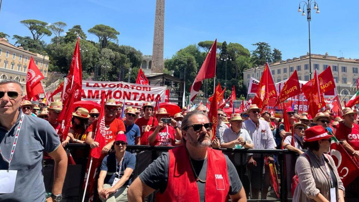 Multitudinaria manifestación en Roma para reclamar por los salarios más bajos de Europa