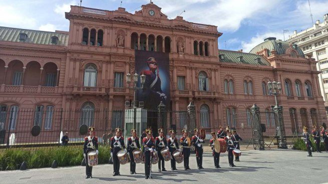 Regimiento de Granaderos a Caballo General San Martín en los alrededores de la Casa Rosada.
