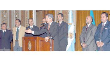 ámbito.com | Felipe Solá ayer, rodeado por su gabinete, durante el anuncio del veto a la Ley de Presupuesto votada, con serias modificaciones, por la mayoría duhaldista de la Legislatura provincial.
