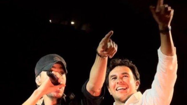 Sergio Checo Pérez fue a presenciar un recital de Enrique Iglesias en Guadalajara y terminó arriba del escenario cantando y bailando con el artista español.
