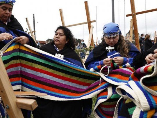 Mapuches batieron un récord con el tejido multicolor 
