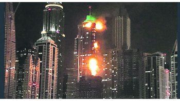 Fuego en un rascacielos de Dubái