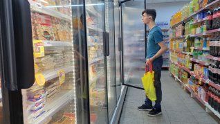 Por la pérdida de poder adquisitivo, el consumo masivo cayó un 20,4% interanual en abril.