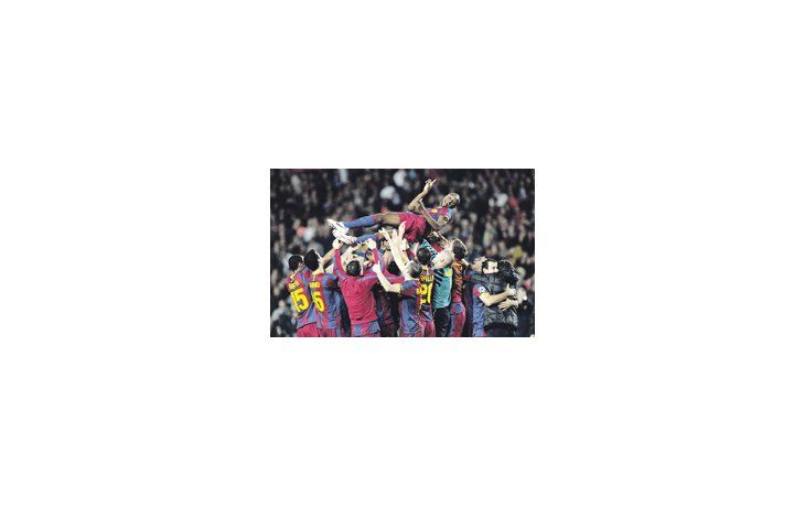 Los jugadores de Barcelona revolean a Eric Abidal, que pudo volver a jugar después de que le extirparon un tumor en el hígado hace dos meses. Fue el momento más emotivo del partido.