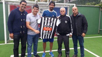A los 44 años, Sebastián Abreu firmó contrato con su 30° club.