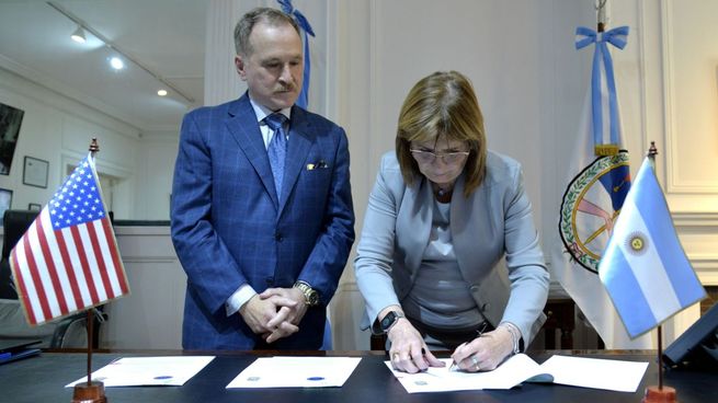El embajador estadounidense, Peter Lamelas, junto a la ministra de Seguridad, Patricia Bullrich.&nbsp;
