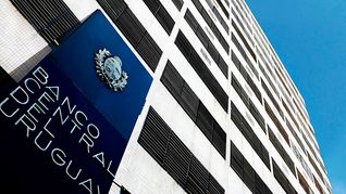 El Banco Central del Uruguay (BCU) y el Ministerio de Economía y Finanzas (MEF) buscarán esta semana colocar en el mercado un total de 18.038 millones de pesos. El Banco Central del Uruguay (BCU) y el Ministerio de Economía y Finanzas (MEF) buscarán esta semana colocar en el mercado un total de 18.038 millones de pesos.