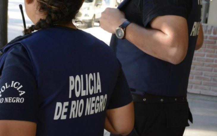 Insólita medida en El Bolsón: los policías no podrán patrullar con las manos en los bolsillos