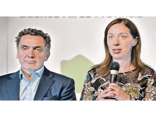 Alivio. Vidal -ayer con su secretario de Derechos Humanos, Santiago Cantón- cerró 2017 con un acuerdo que engrosará las arcas locales.