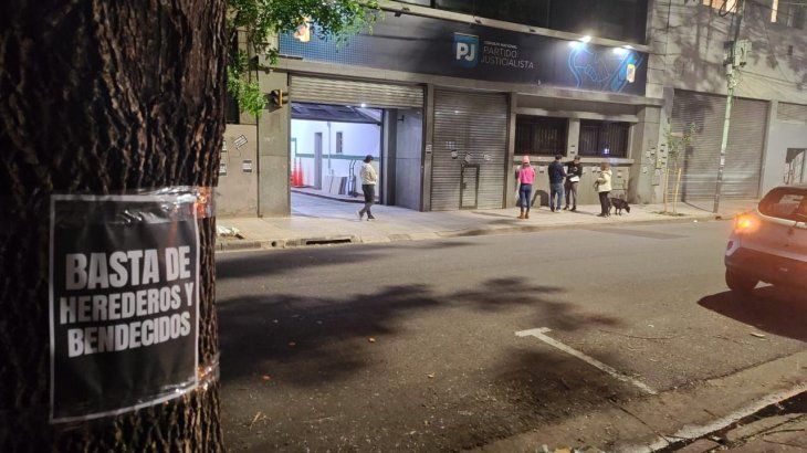 La sede del PJ, repleta de carteles cuestionando la conducción de Máximo Kirchner.  La sede del PJ, repleta de carteles cuestionando la conducción de Máximo Kirchner.