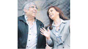 ámbito.com | Las risas entre Cristina de Kirchner y Hugo Moyano, símbolo de una cordialidad por estas horas ausente.