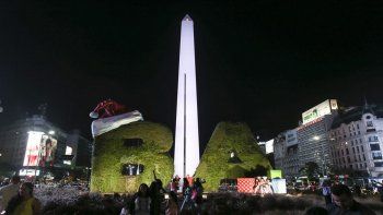 En Capital Federal, para el viernes se espera aún más calor, con un rango entre 21 y 34 grados, con cielos de mayormente nublados a parcialmente nublados, y vientos del norte y del este.