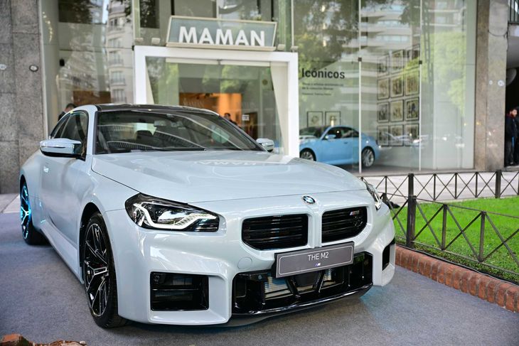 El BMW M2, con su motor M TwinPower Turbo de seis cilindros y 480 CV, ha sido presentado en un evento exclusivo en Buenos Aires, junto con una muestra de arte de artistas argentinos. El BMW M2, con su motor M TwinPower Turbo de seis cilindros y 480 CV, ha sido presentado en un evento exclusivo en Buenos Aires, junto con una muestra de arte de artistas argentinos.