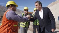 Sergio Massa con los trabajadores de San Juan.&nbsp;