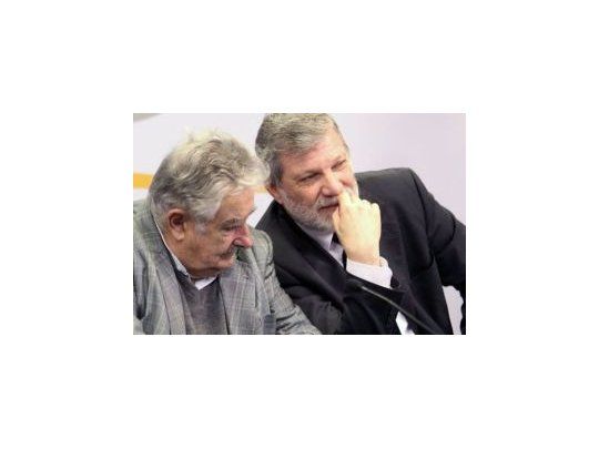 El presidente José Mujica junto a Roberto Kreimerman.