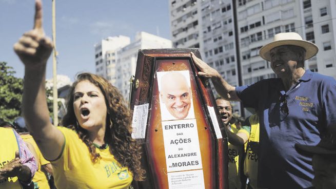 HOSTILIDAD. Simpatizantes de Jair Bolsonaro mostraron el domingo durante una manifestación en Río de Janeiro un ataúd con el rostro y el nombre del juez del Supremo Alexandre de Moraes, a quien acusan de jugar a favor de Lula da Silva.