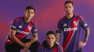 Lucas Martínez Quarta, Juan Fernando Quintero y Anibal Moreno fueron los elegidos para presentar la camiseta. Lucas Martínez Quarta, Juan Fernando Quintero y Anibal Moreno fueron los elegidos para presentar la camiseta.