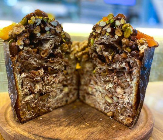 The presentation is complemented with a decoration of dried fruits and candied fruits. The presentation is complemented with a decoration of dried fruits and candied fruits.