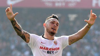 ocampos se vistio de heroe: hizo un gol y atajo otro en un triunfo vital de sevilla