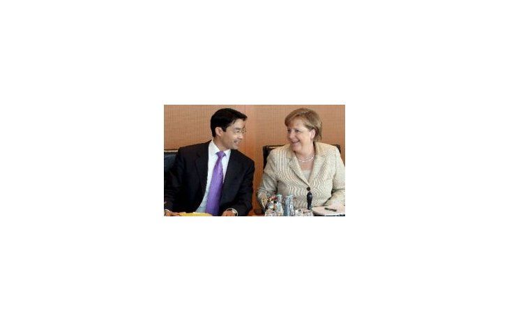 El ministro de Economía alemán, Philipp Rösler, junto a la mandataria Angela Merkel.