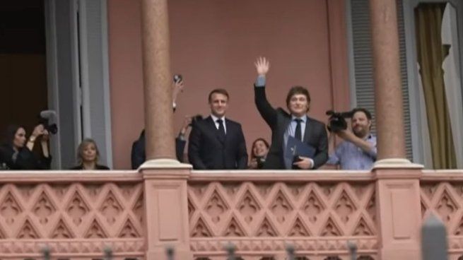 Milei y Macron salieron a saludar a una plaza con poca gente por la lluvia tras la reunión.