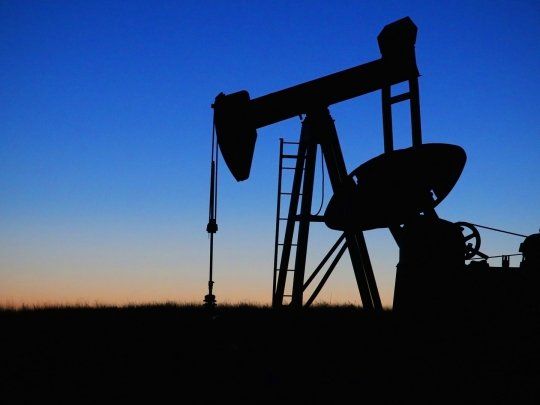 Tras dos bajas consecutivas, el precio del petróleo volvió a subir este miércoles mientras se espera que OPEP+ llegue a un acuerdo para recortar suministros.