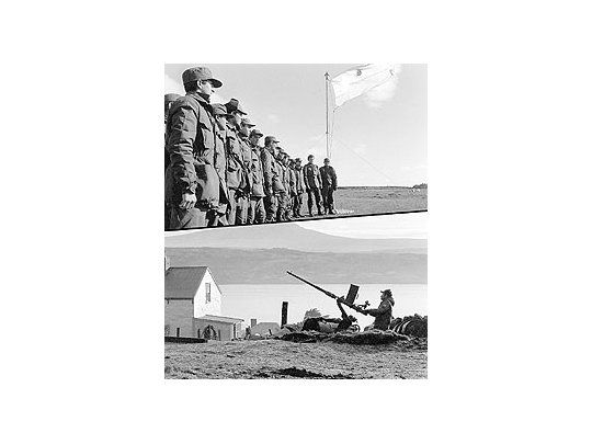 Los soldados argentinos dispuestos para enfrentar a los ingleses. Primero saludando a laBandera en los primeros días del desembarco en abril de 1982. Espera con ametralladora unposible ataque inglés.