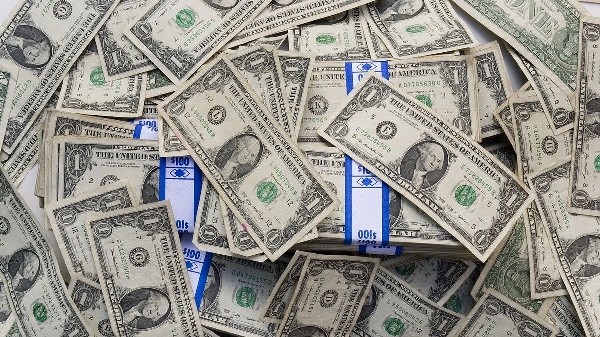 The dollar operated stable at the end of a downward week
