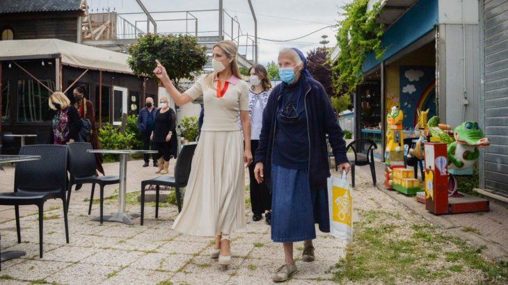 La primera dama Fabiola Yañez junto a la monja Suor Genevieve Jeanningros