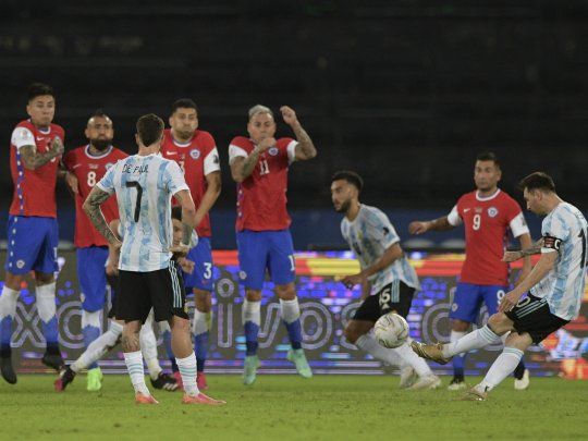 Lionel Messi abrió el marcador con un soberbio tiro libre.