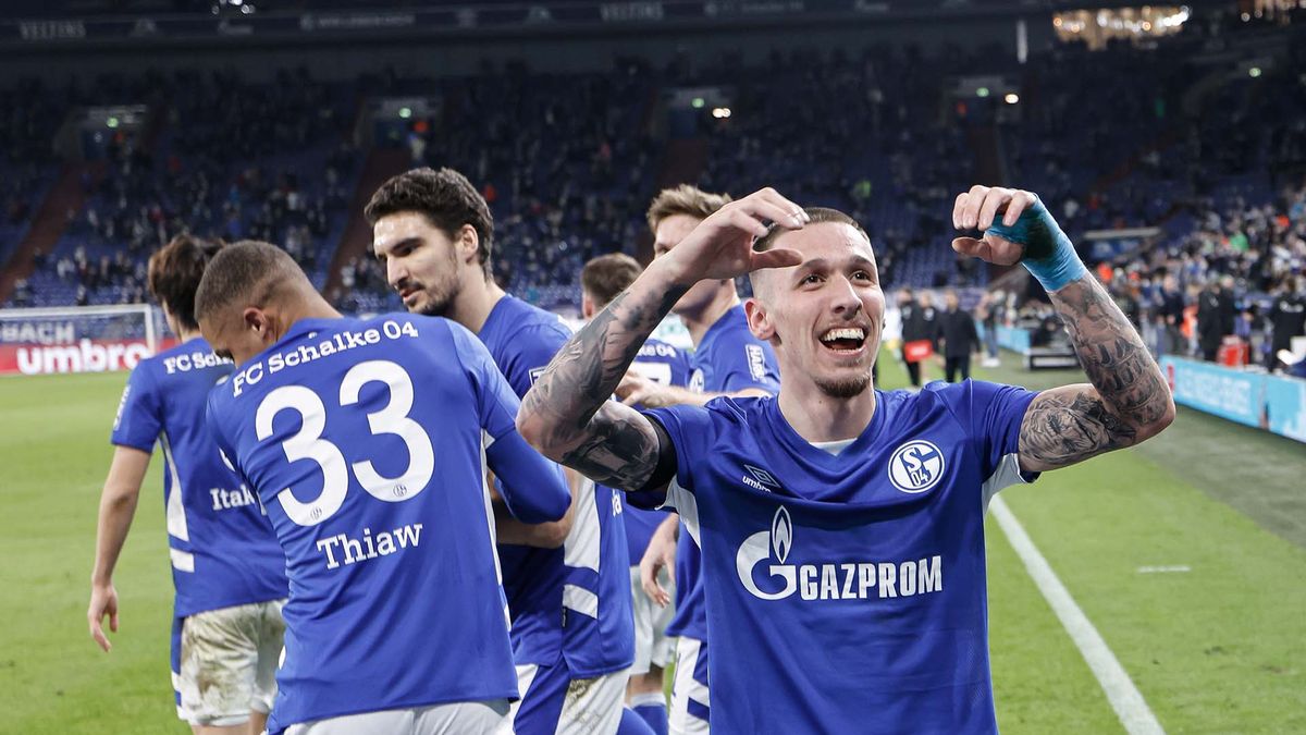 Schalke 04 breaks with Gazprom and removes the brand from its shirt Schalke 04 breaks with Gazprom and removes the brand from its shirt