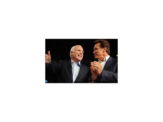 Schwarzenegger en el acto con McCain