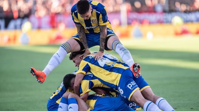 Debajo del tumulto, Ángel Di María celebra un nuevo gol en el Clásico rosarino. (@RosarioCentral)