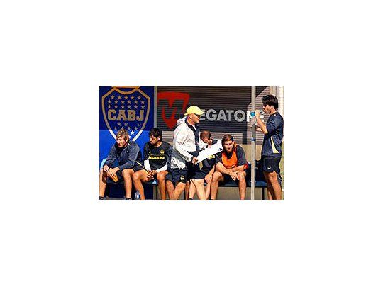 La práctica terminó con una goleada de los suplentes.