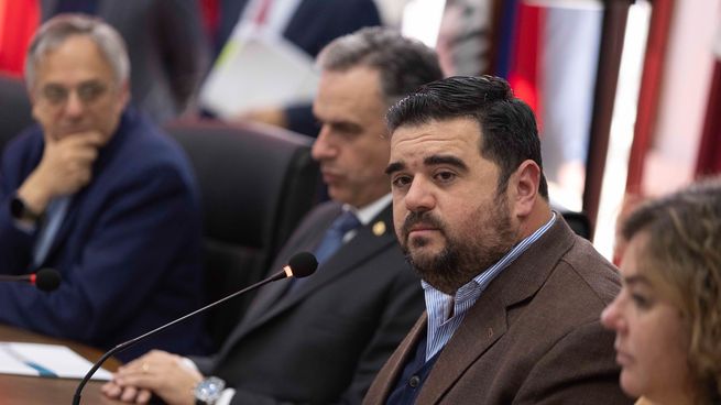 Nicolás Olivera se reúne con Fernanda Cardona en medio de las alertas por el empleo en Paysandú.