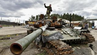 Un tanque ruso destruido en las cercanías de Kiev.