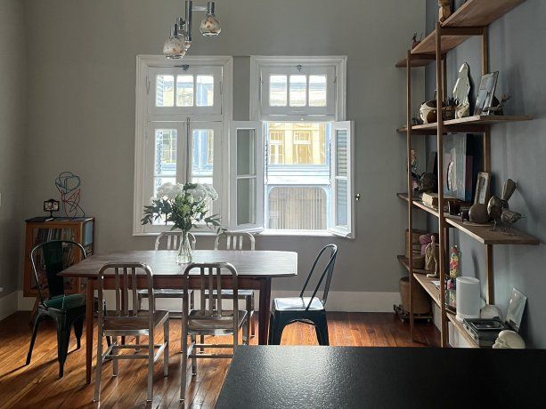 El comedor remodelado con aberturas y molduras originales pero acondicionadas ahora El comedor remodelado con aberturas y molduras originales pero acondicionadas ahora