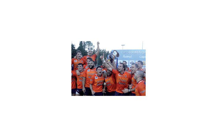 ámbito.com | Con la copa en alto. Tras la obtención del título, los jugadores tucumanos dieron rienda suelta al festejo.